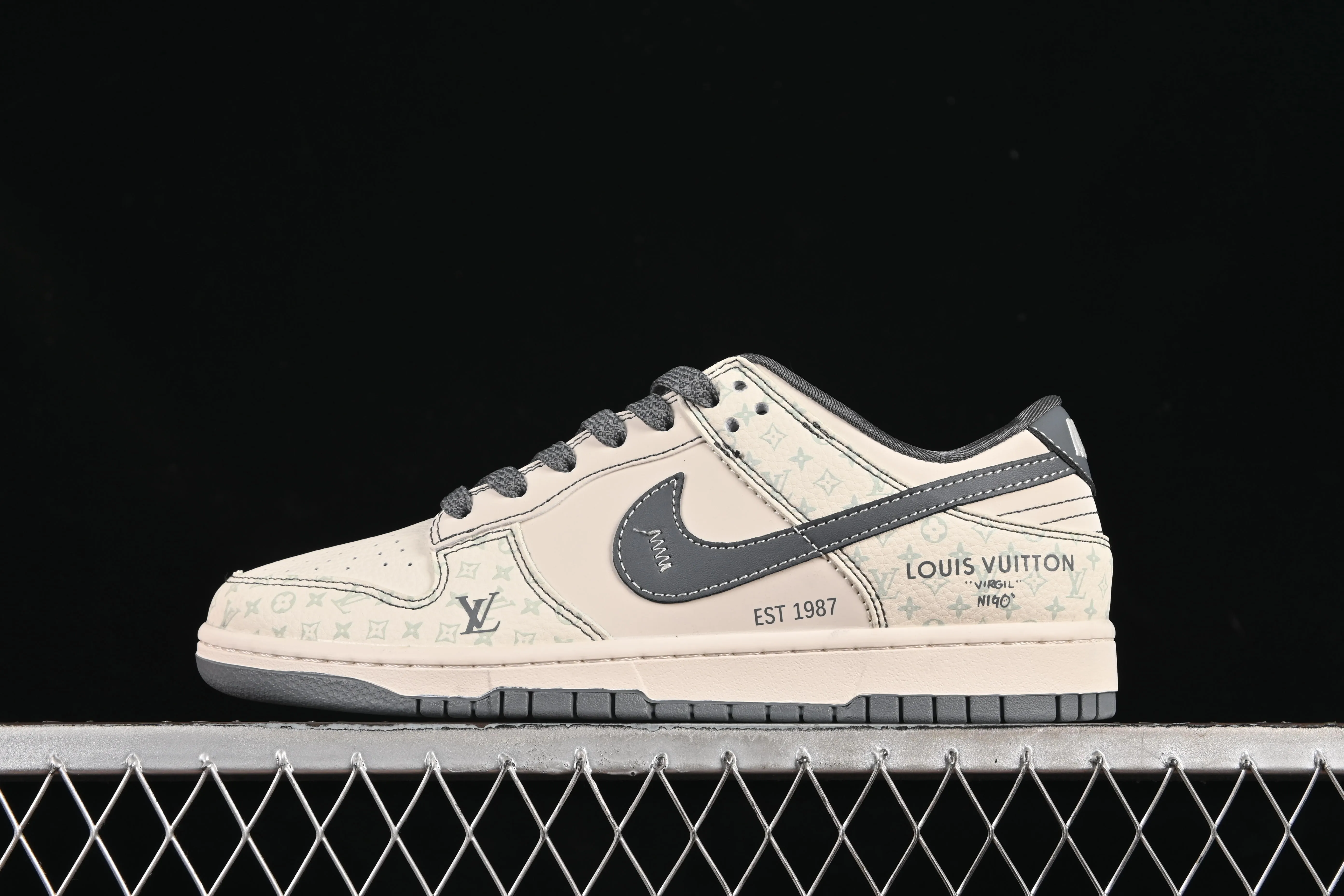 All categories Nk SB Dunk Series Nk SB Dunk Low High-end customized low-top sneakers Nike SB Dunk Low LV joint pattern gray hook Anniversary high-end customized low-top casual sneakers YX5066-366